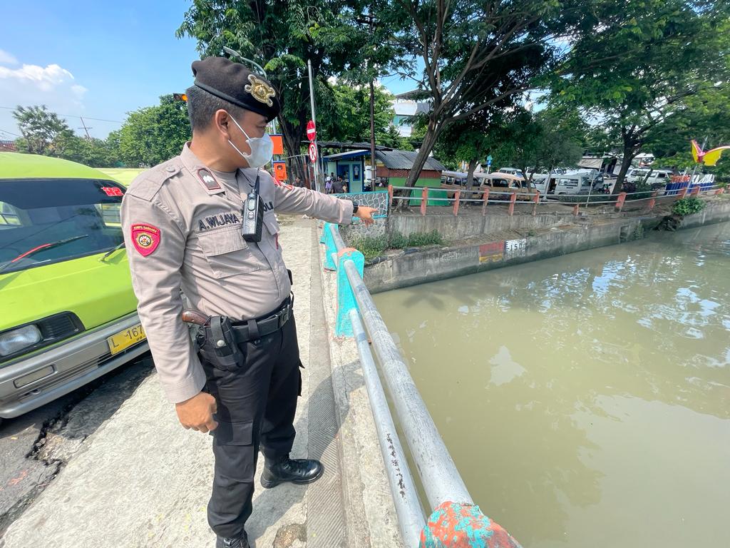 Polsek Pabean Cantikan Lakukan Pemeriksaan Ketinggian Debit Air Sungai, Waspada Adanya Potensi Banjir