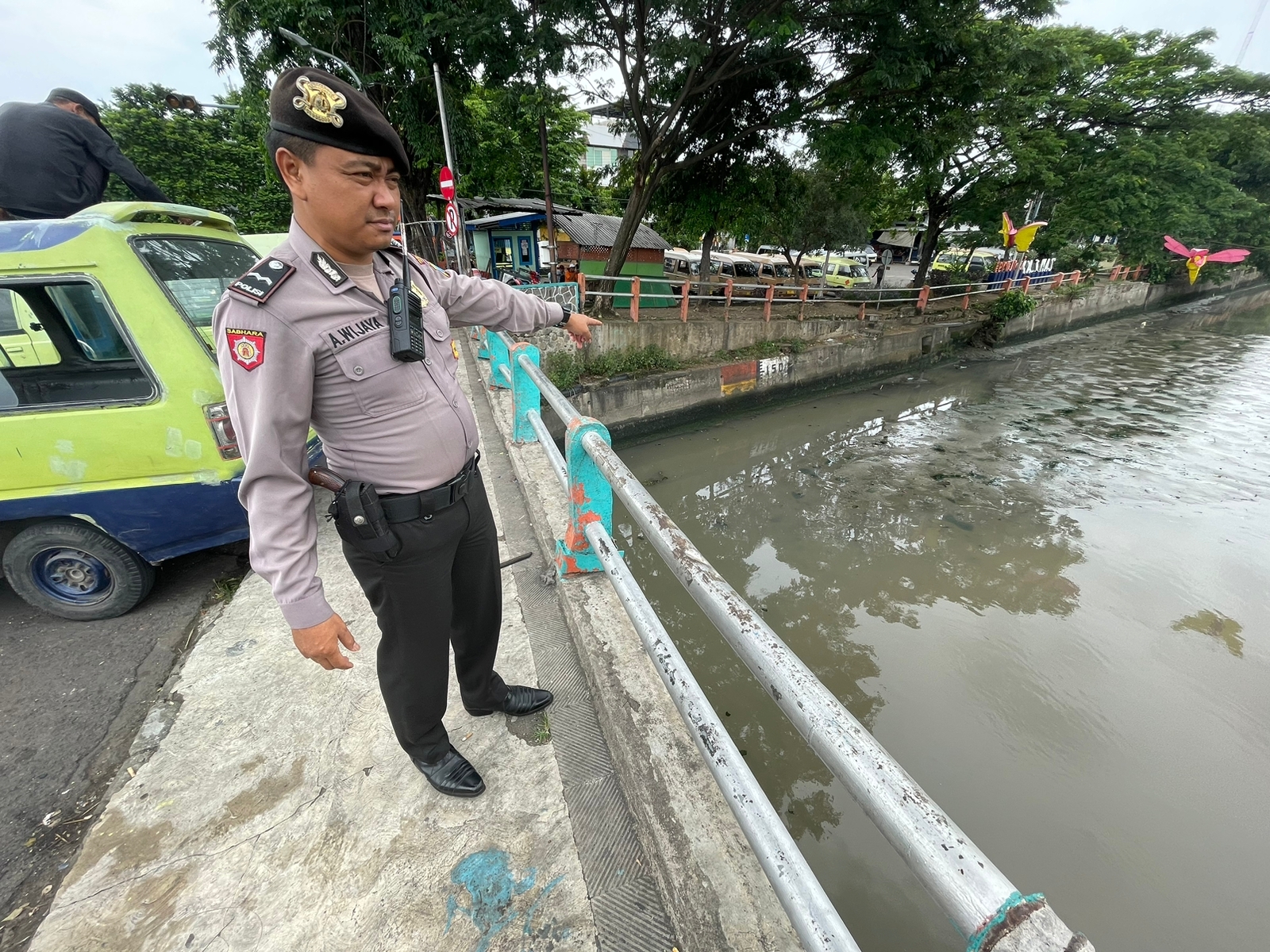 Polsek Pabean Cantikan Lakukan Pemantauan Ketinggian Debit Air Sungai Kalimas, Waspada Adanya Potensi Banjir