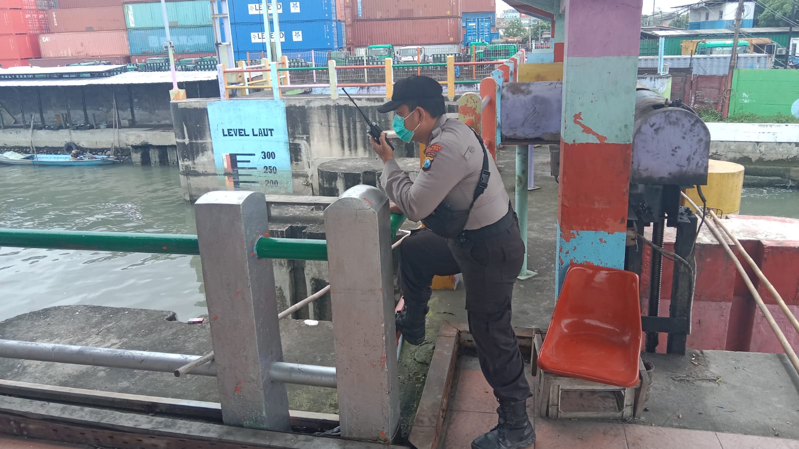 Polsek Asemrowo Cek Ketinggian Debit Pompa Air, Waspada Adanya Kenaikan Dan Potensi Banjir