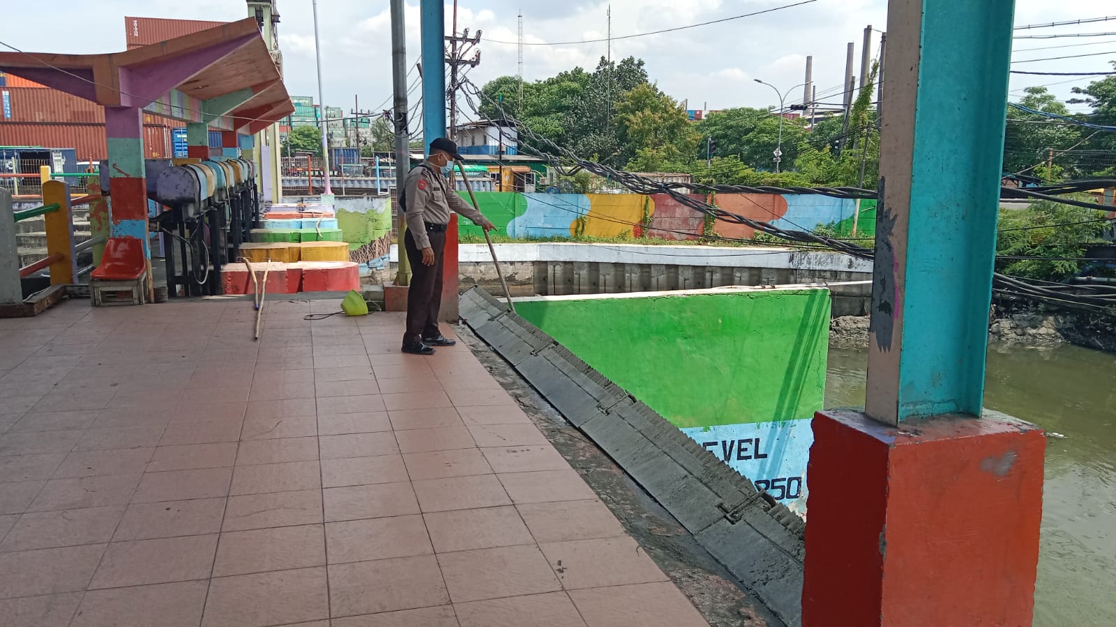 Polsek Asemrowo Laksanakan Pemantauan Debit Air Sungai, Waspada Bencana Banjir