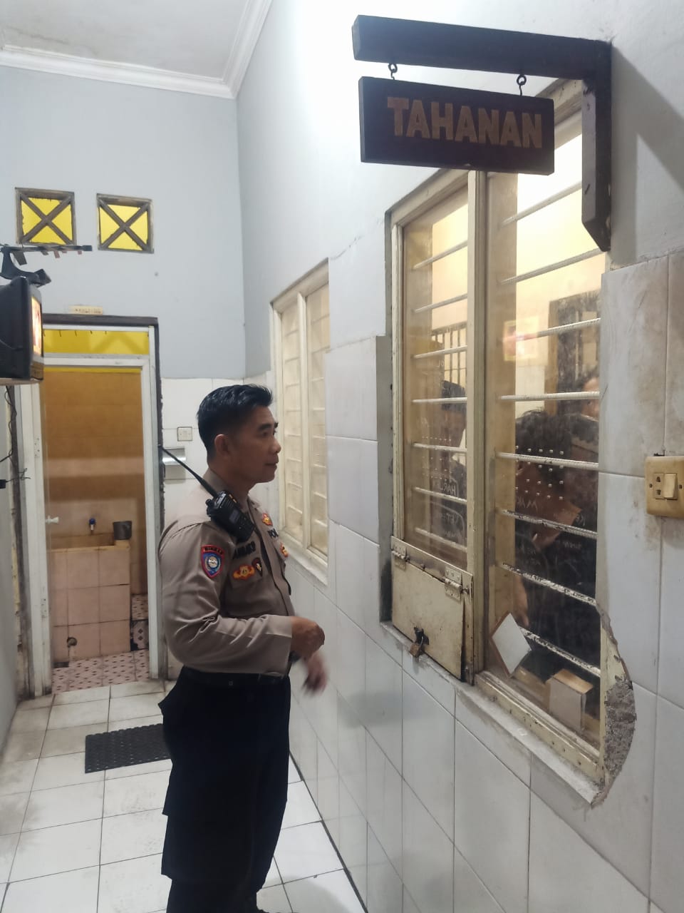Polsek Asemrowo Cek Kondisi Ruang Tahanan, Antisipasi Adanya Barang Terlarang