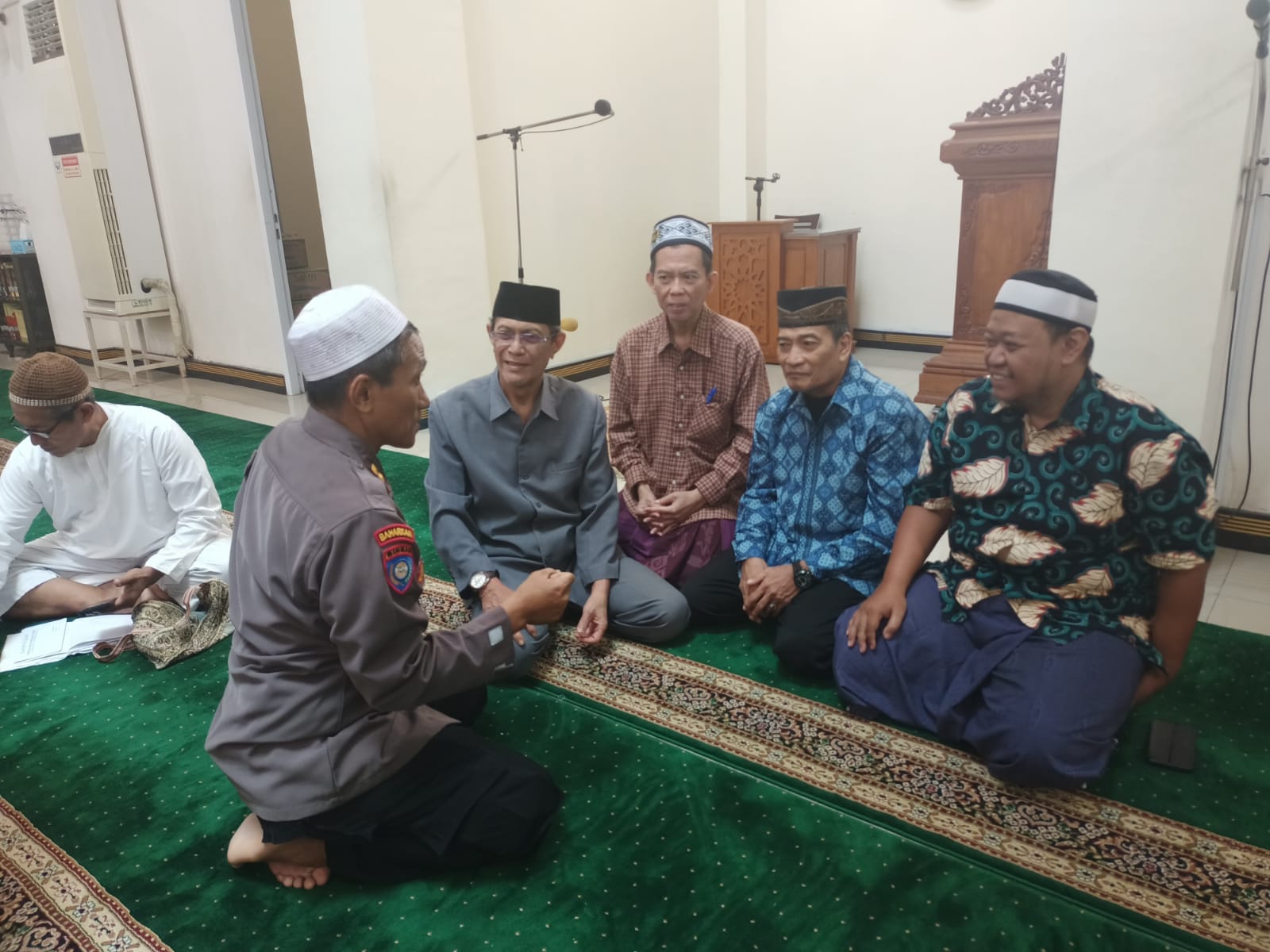 Polsek Krembangan Sampaikan Himbauan Jaga Kerukunan Pada Jamaah Sholat Jumat