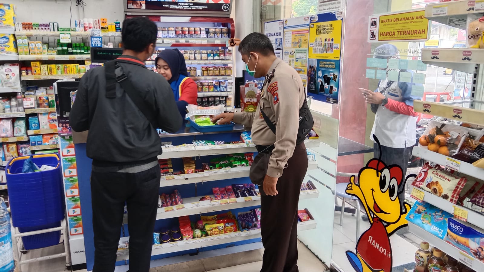 Polsek Asemrowo Laksanakan Patroli di Alfamart, Situasi Terpantau Aman