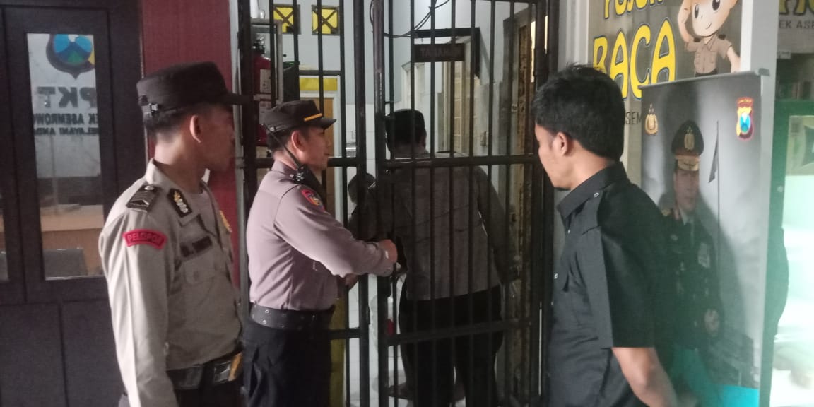 Polsek Asemrowo Cek Ruang Tahanan, Pastikan Tidak Ada Barang Terlarang