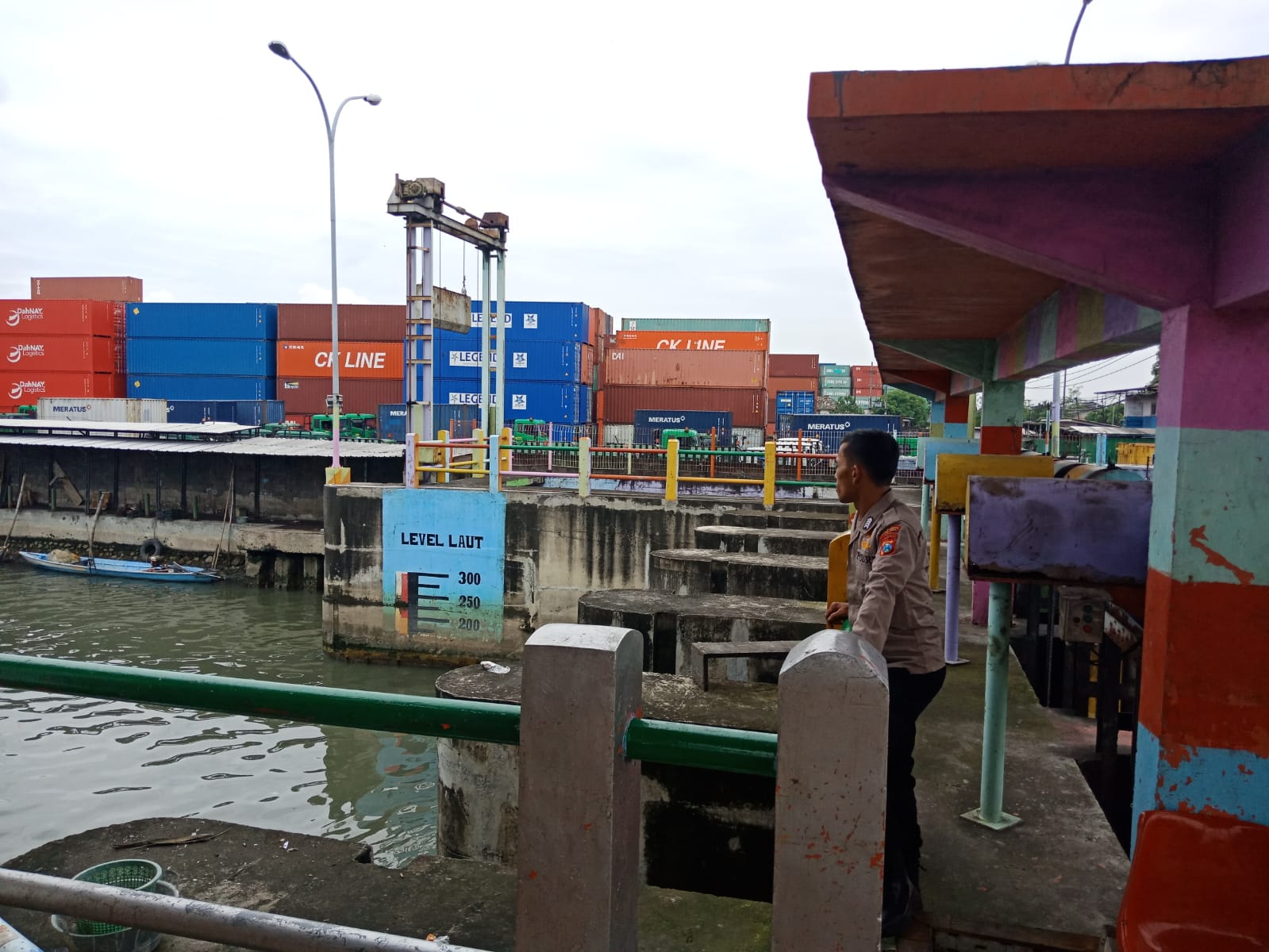Polsek Asemrowo Cek Ketinggian Debit Pompa Air Sungai Rutin, Waspada Potensi Banjir