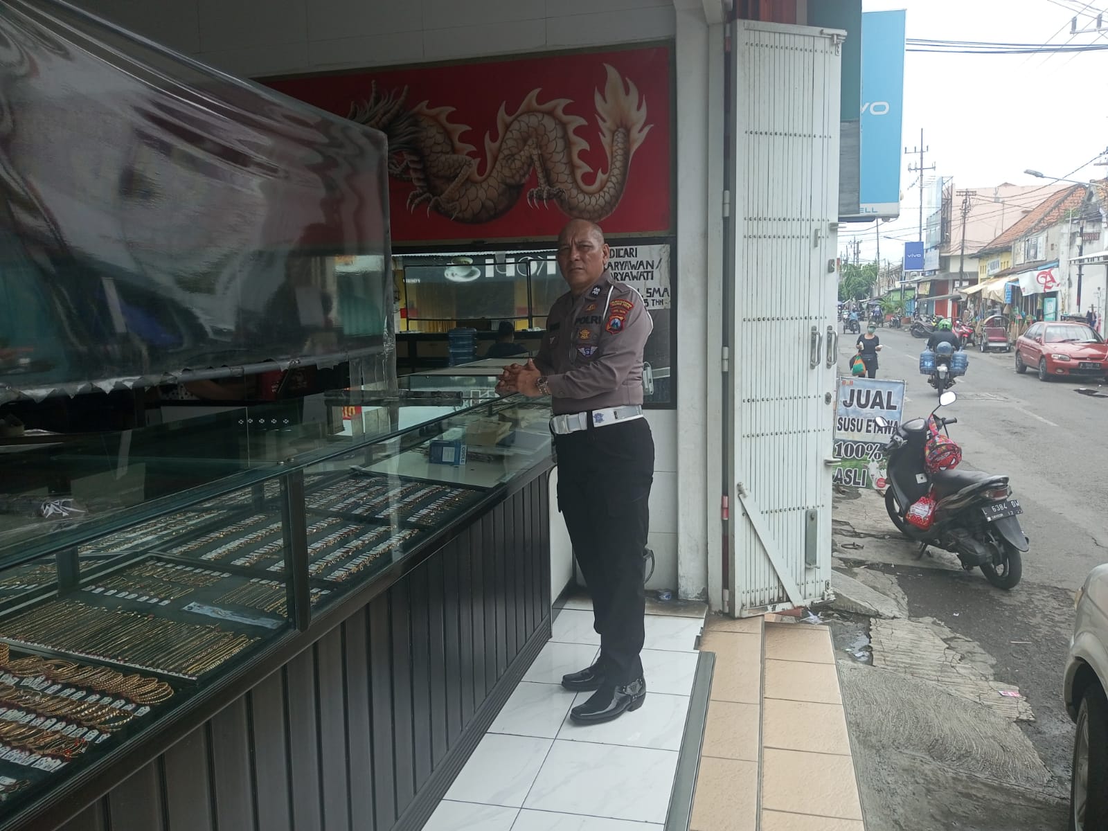 Polsek Pabean Cantikan Laksanakan Patroli Keamanan di Sekitar Pertokoan Emas, Ingatkan Pedagang Untuk Selalu Waspada