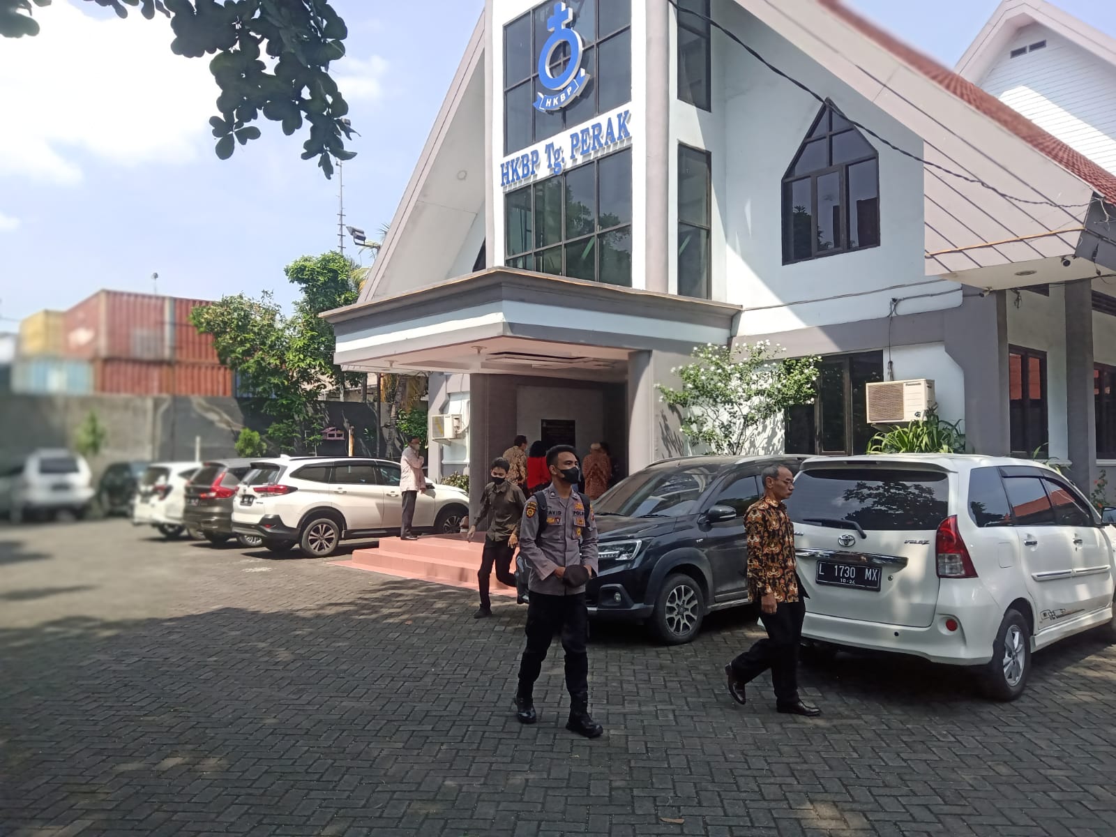 Personil Krembangan Laksanakan Pengamanan Ibadah Minggu Pagi di Gereja, Pastikan Berjalan Aman dan Lancar