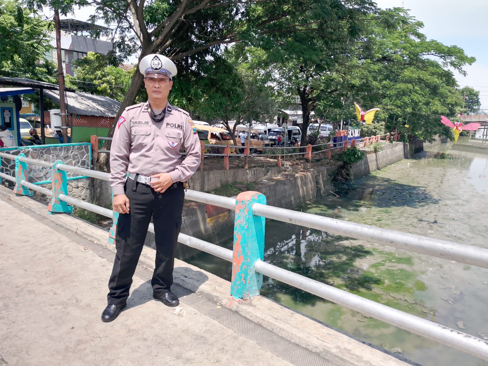 Polsek Pabean Cantikan Cek Ketinggian Debit Pintu Air, Waspada Adanya Kenaikan dan Potensi Banjir