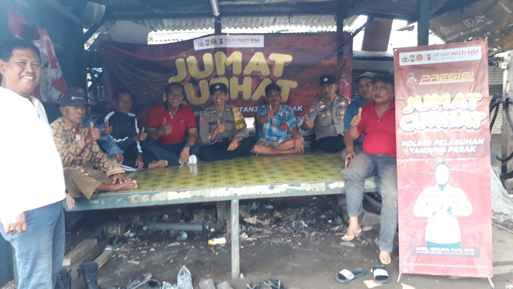 Polsek Asemrowo Laksanakan Kegiatan Jumat Curhat Bersama Warga Pasar Loak
