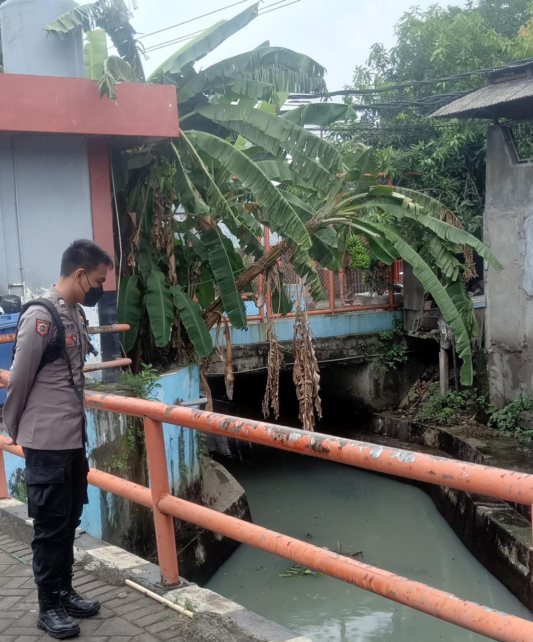 Antisipasi Adanya Potensi Banjir, Polsek Krembangan Rutin Cek Debit Pompa Air dan Sungai