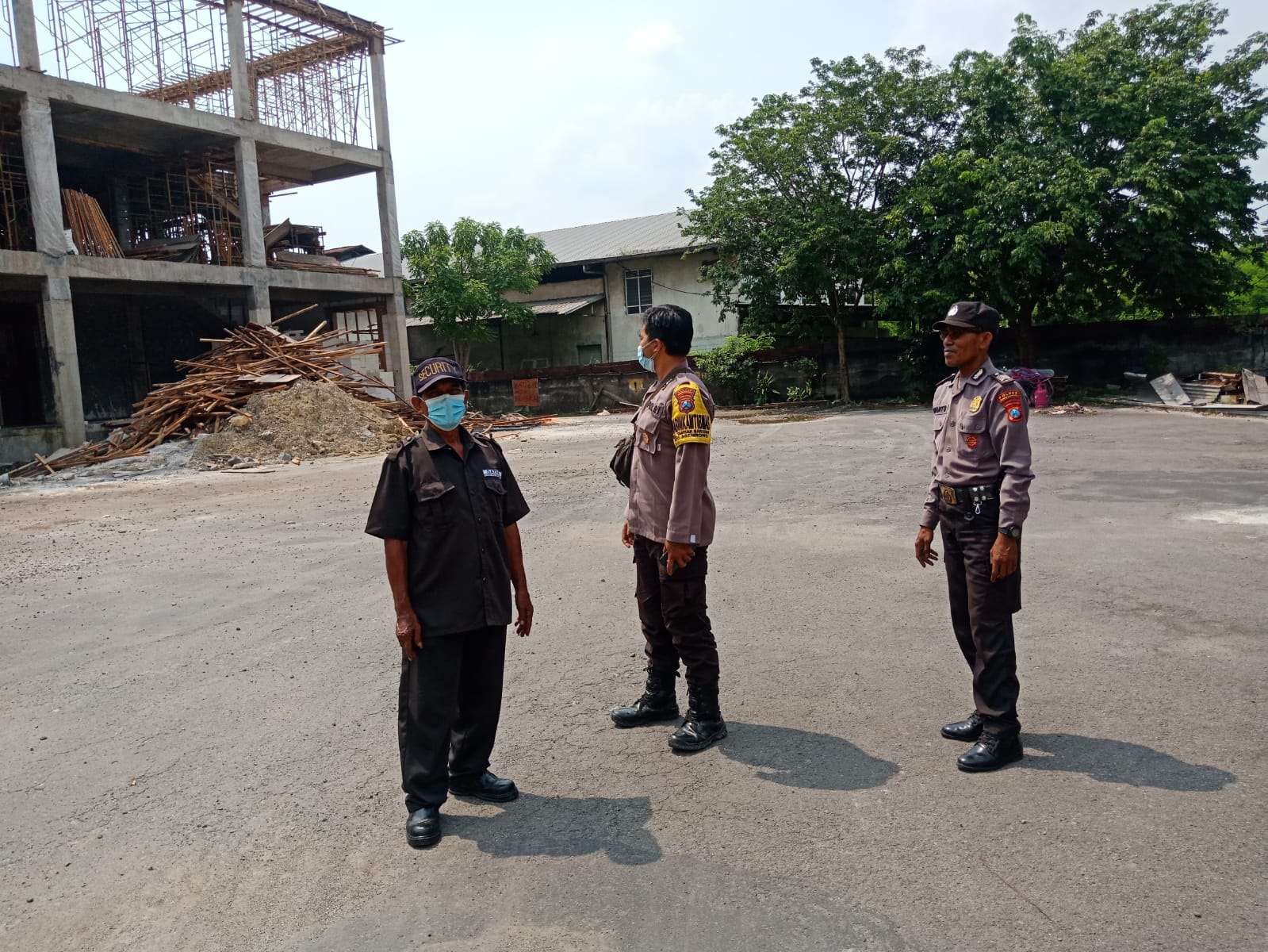 Polsek Asemrowo Laksanakan Patroli Pemantauan Pergudangan Injaplas, Situasi Aman Terkendali
