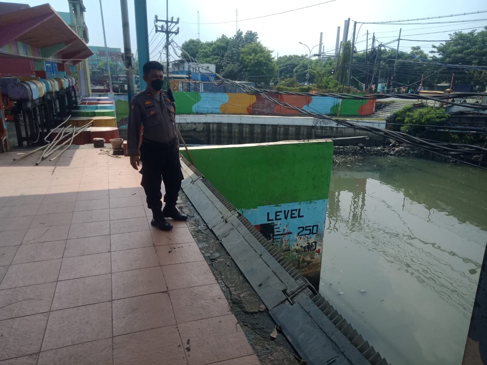 Polsek Asemrowo Cek Debit Air Laut dan Pintu Air, Terpantau Dalam Ketinggian Normal