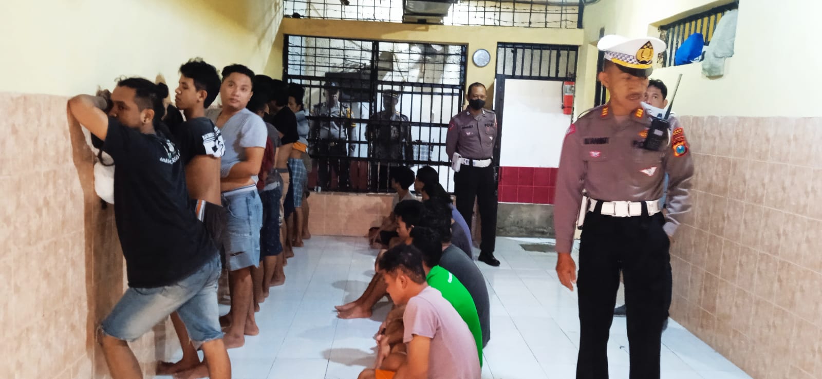 Polsek Krembangan Cek Kondisi Ruang Tahanan Antisipasi Masuknya Barang Terlarang