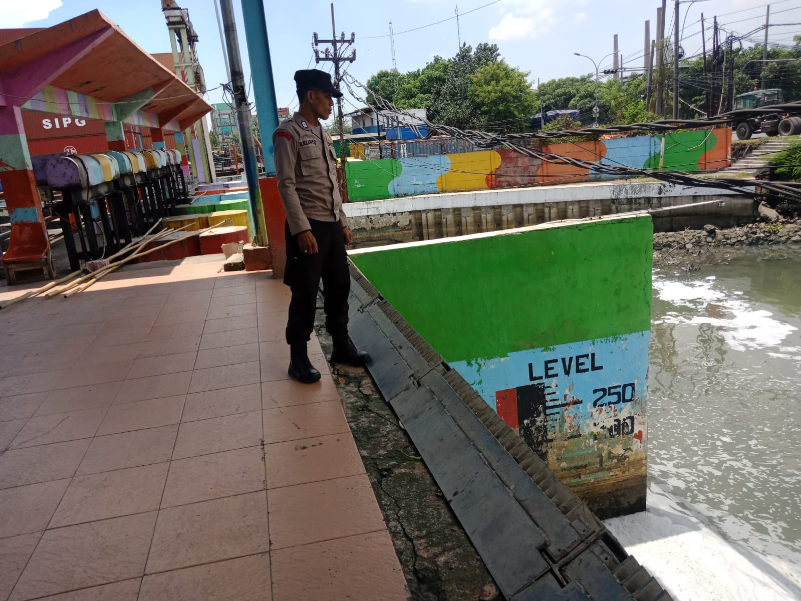 Polsek Asemrowo Laksanakan Patroli Pemantauan Pintu Air Balong II, Terpantau Masih Dalam Batas Normal