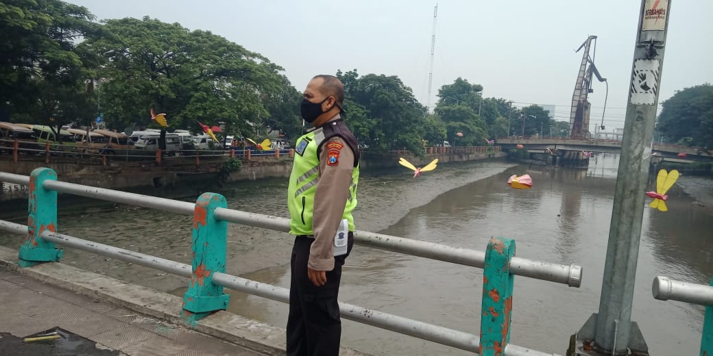 Polsek Pabean Cantikan Laksanakan Pengecekan Debit Sungai Kalimas, Terpantau Dalam Batas Normal
