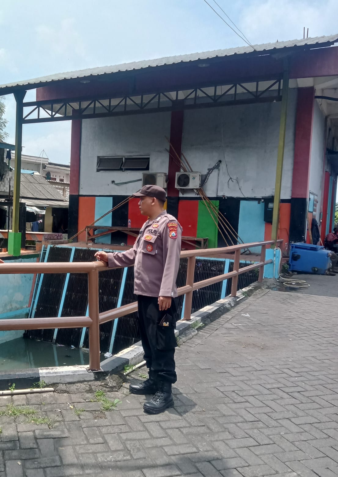 Polsek Krembangan Lakukan Pengecekan Debit Air Sungai, Waspada Potensi Banjir
