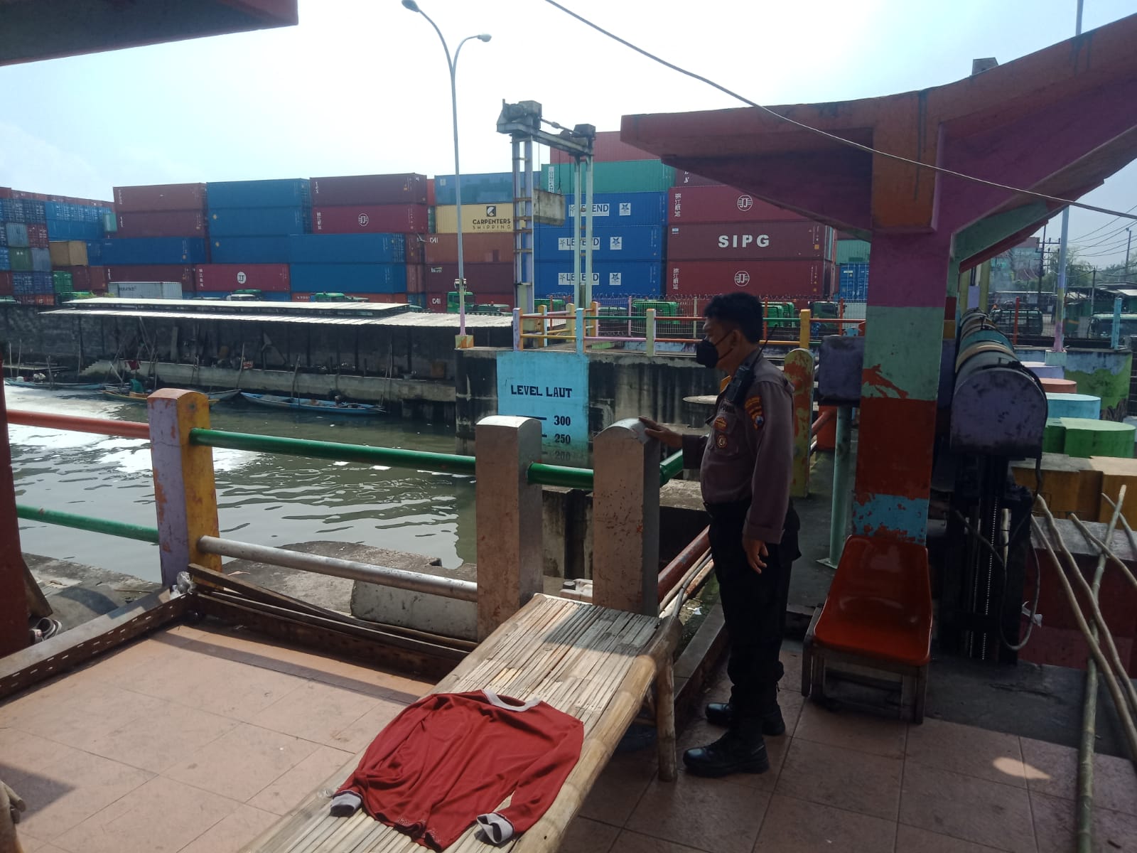 Polsek Asemrowo Cek Ketinggian Debit Air Sungai dan Pompa Air, Waspada Adanya Potensi Bencana Banjir