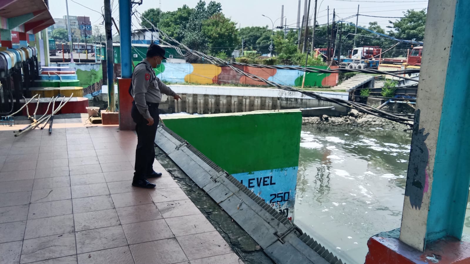 Polsek Asemrowo Cek Ketinggian Debit Air Pintu Balong II, Terpantau Masih Dalam Batas Normal