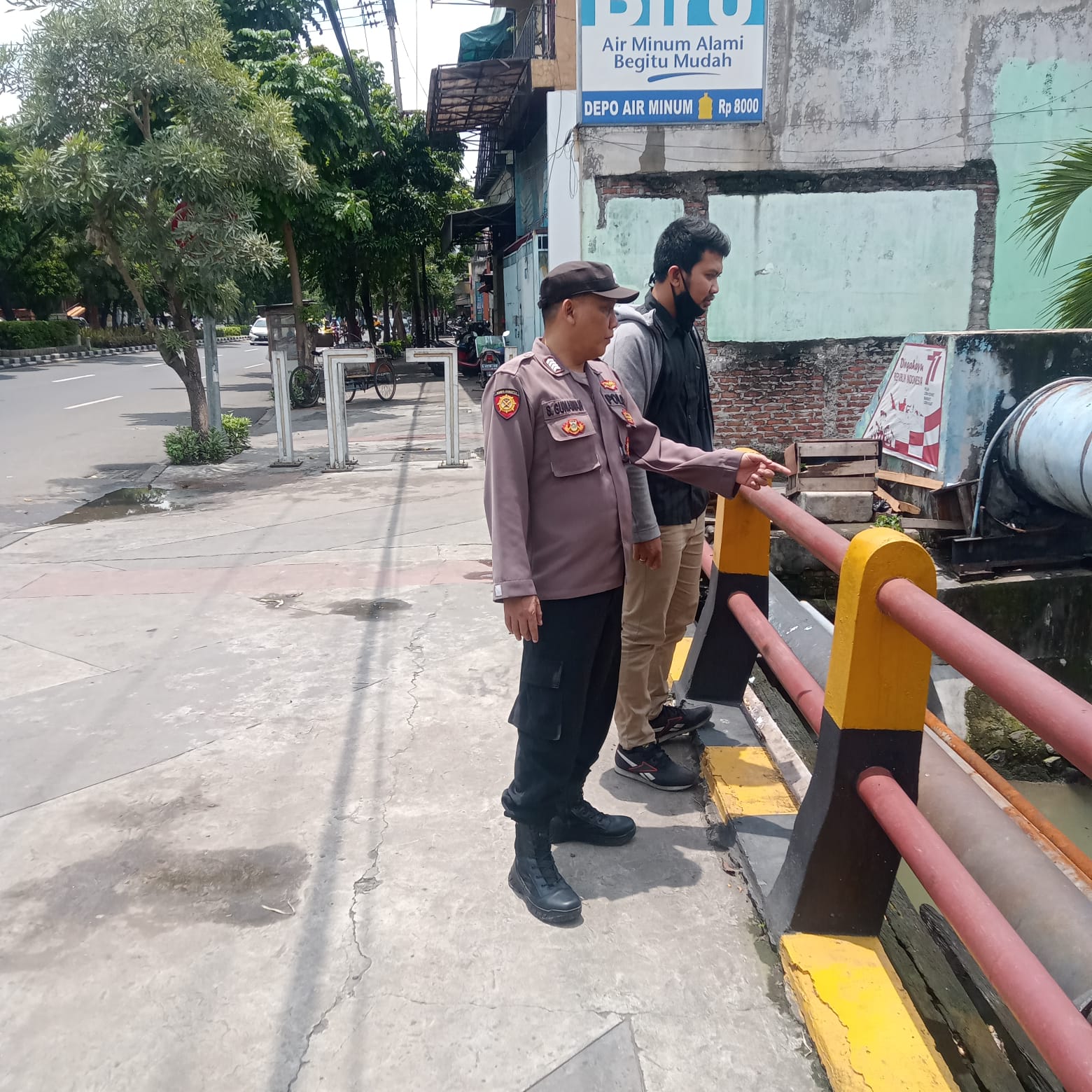Polsek Krembangan Laksanakan Pengecekan Debit Air Solotigo, Sementara Masih Dalam Batas Normal