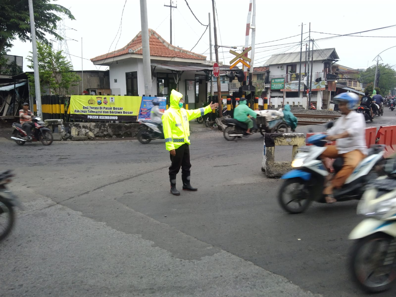 Sat Lantas Polsek Asemrowo Laksanakan Patroli Lalu Lintas di Tambak Mayor, Waspada Kemacetan