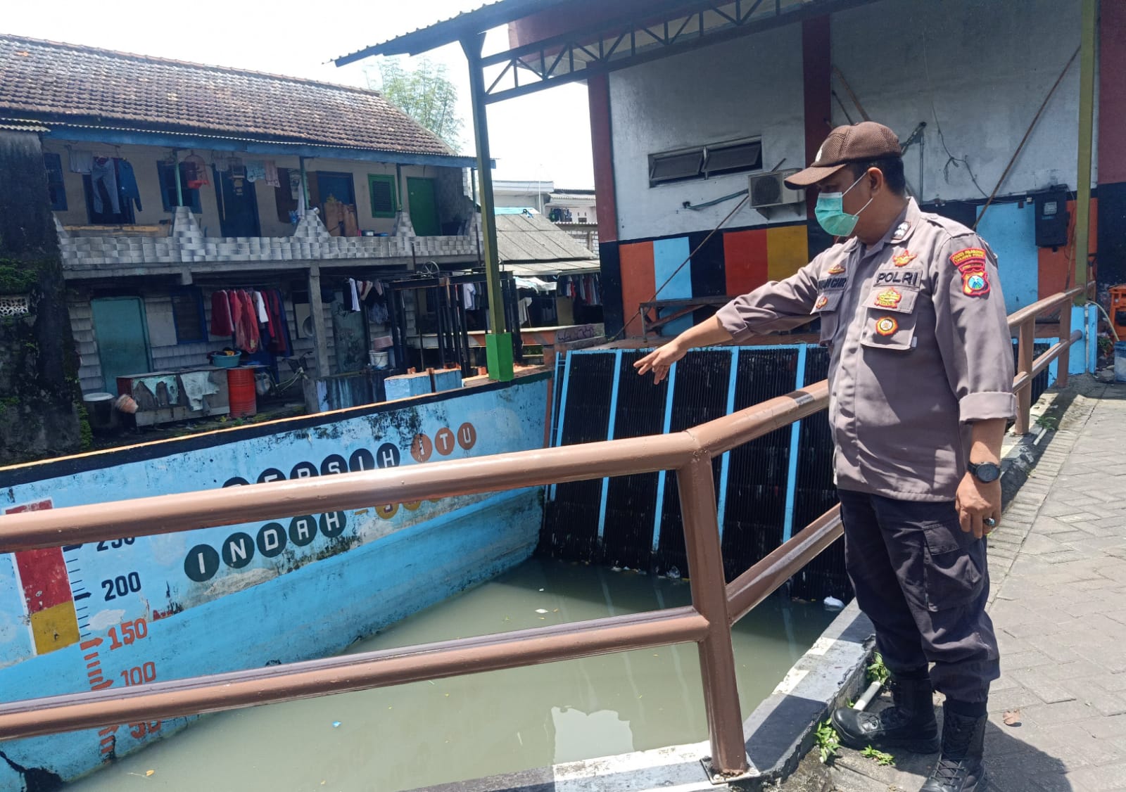 Polsek Krembangan Pantau Ketinggian Debit Air Sungai, Terpantau Masih Dalam Batas Normal