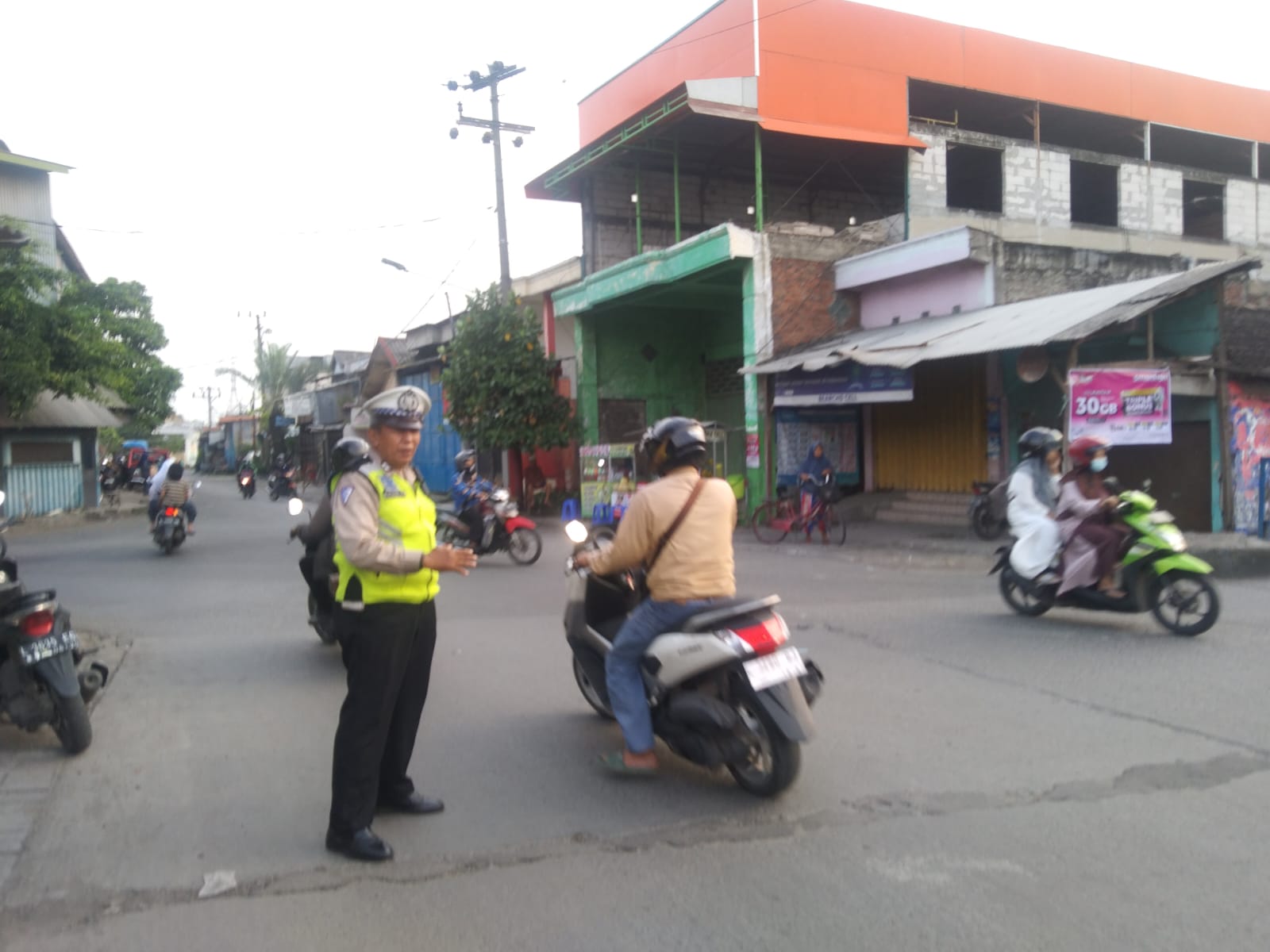 Polsek Asemrowo Laksanakan Giat Pengaturan Lalu Lintas di Seputaran Perlintasan Kereta Api Tambak Mayor