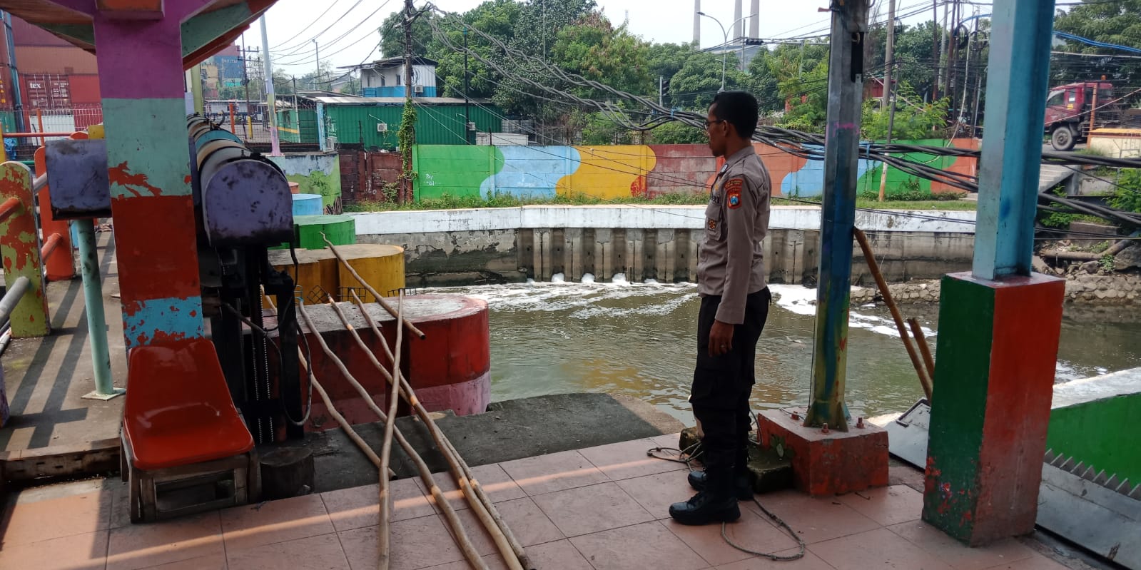 Polsek Asemrowo LAksanakan Pengecekan Ketinggian Debit Air Sungai dan Pompa Air, Waspada Potensi Banjir
