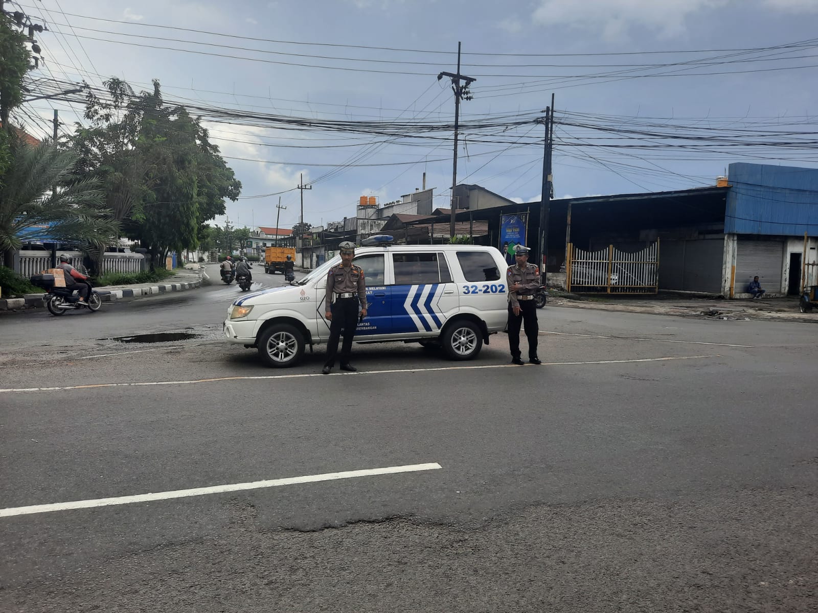 Polsek Krembangan Laksanakan Pemantauan Arus Lalu Lintas di Jalan Gresik, Terpantau Aman dan Lancar
