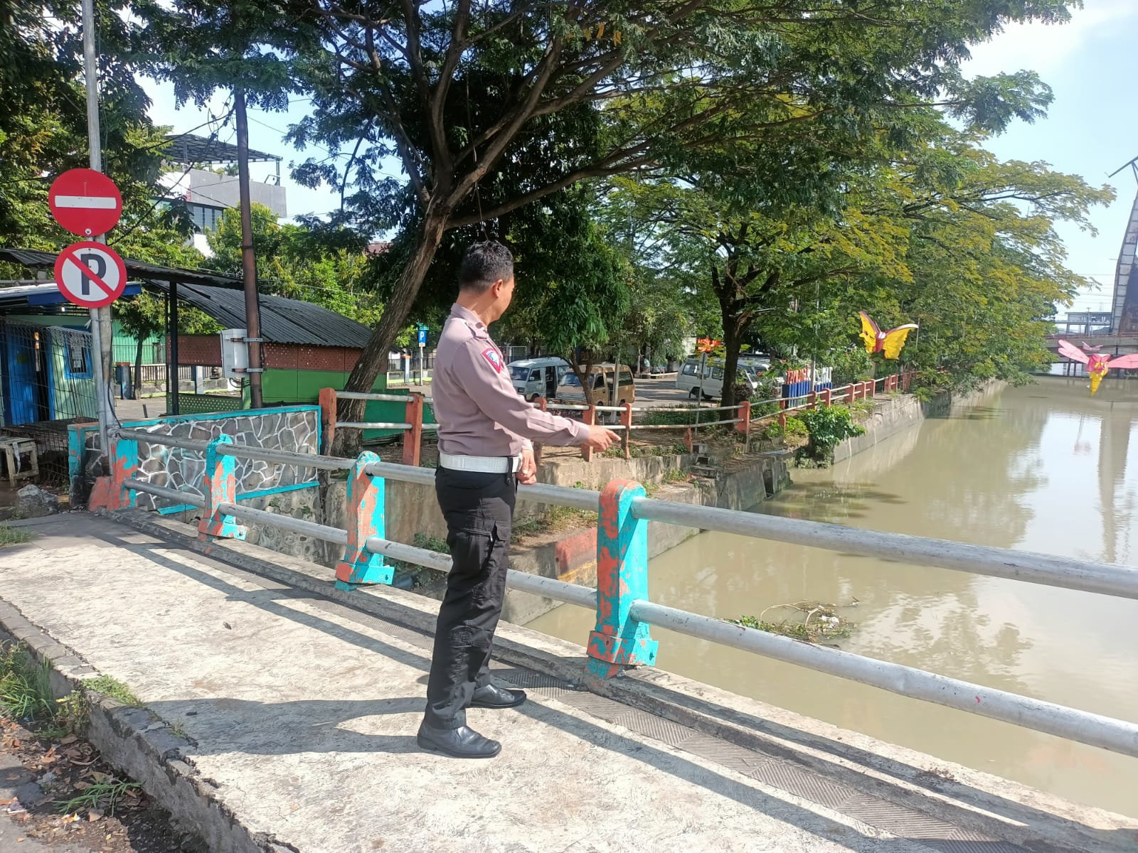 Personil Polsek Pabean Cantikan Cek Ketinggian Debit Air Sungai Kalimas, Waspada Adanya Potensi Banjir