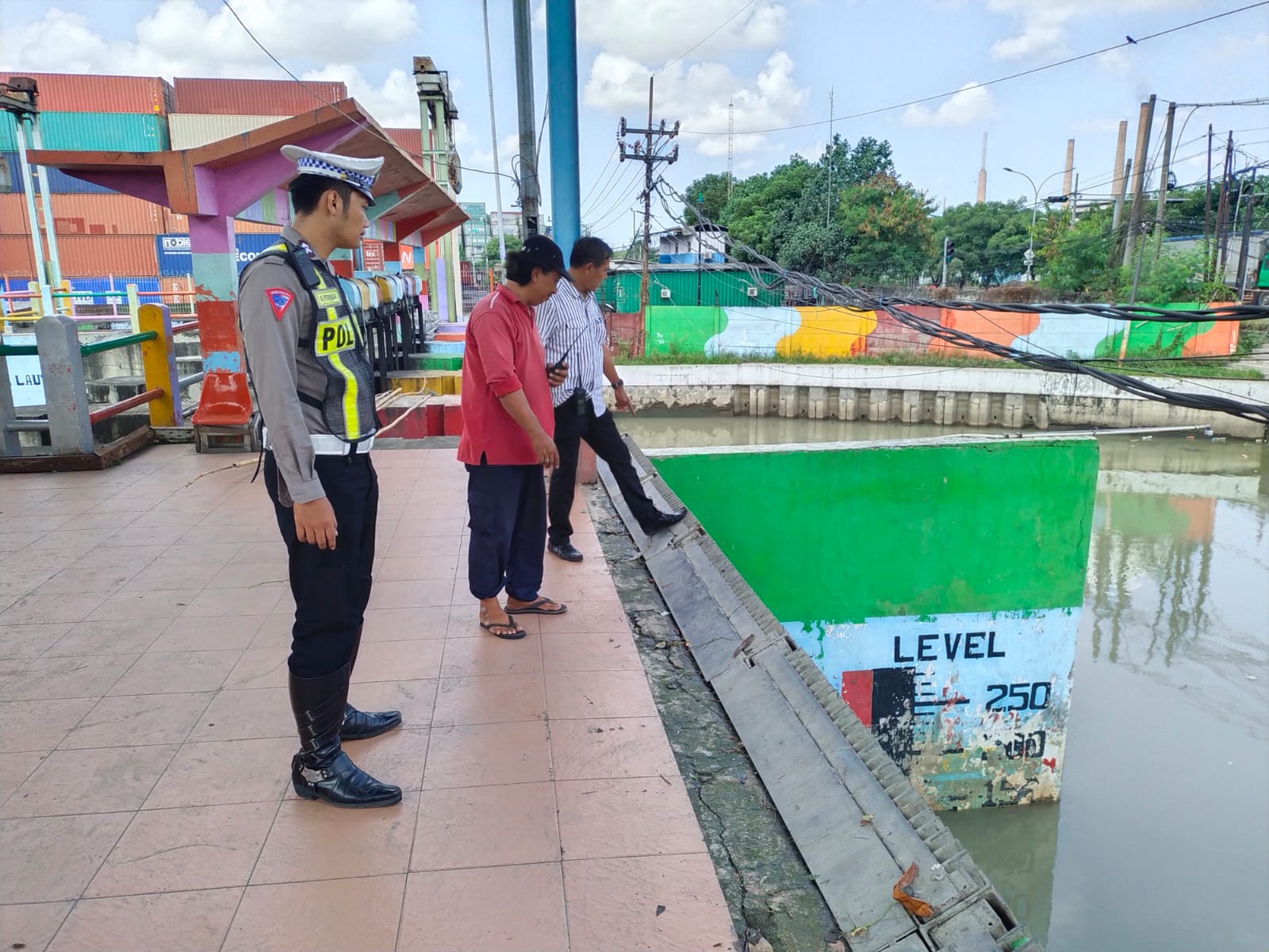 Polsek Asemrowo Cek Ketinggian Debit Air Sungai Waspada Potensi Banjir