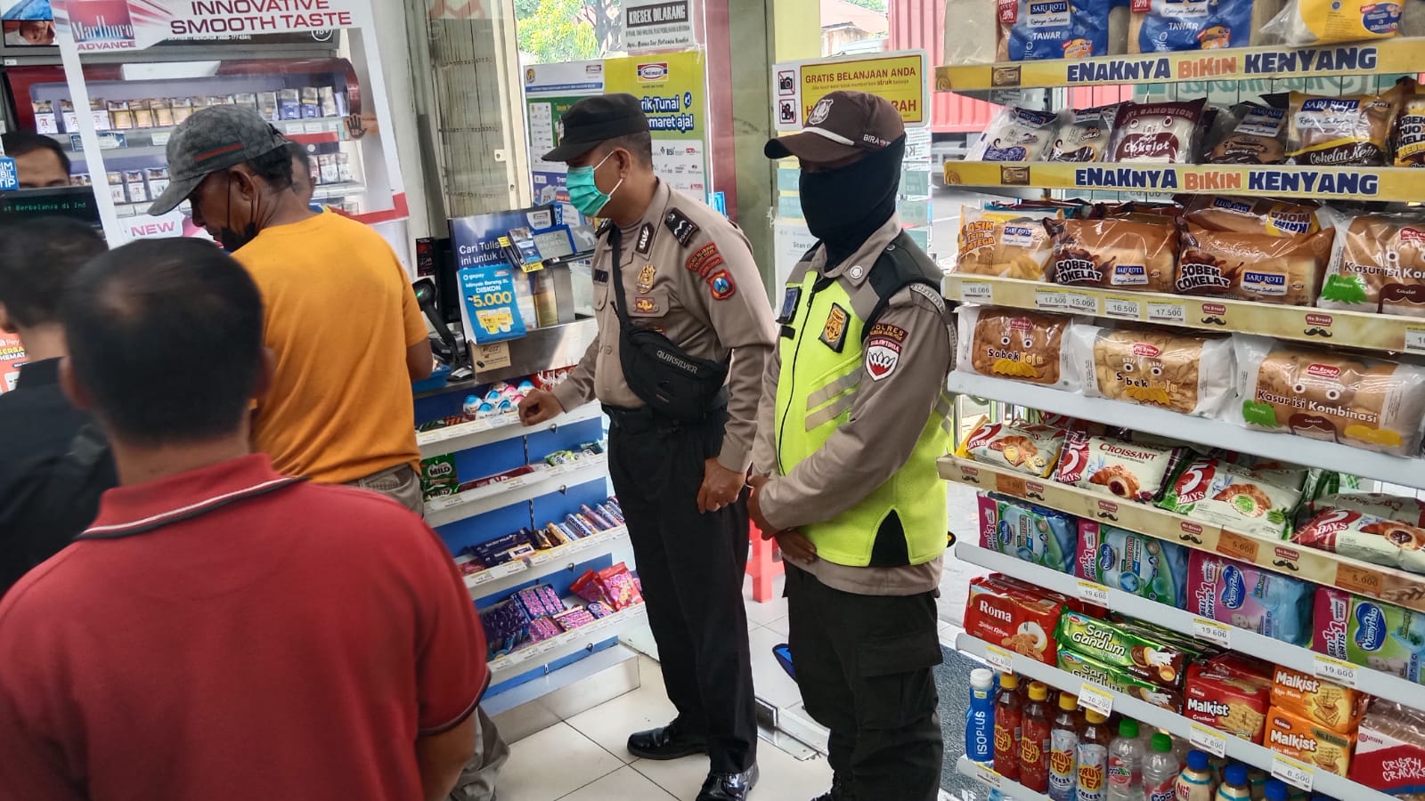 Polsek Asemrowo Laksanakan Patroli di Alfamart, Antisipasi Adanya Potensi Kerawanan