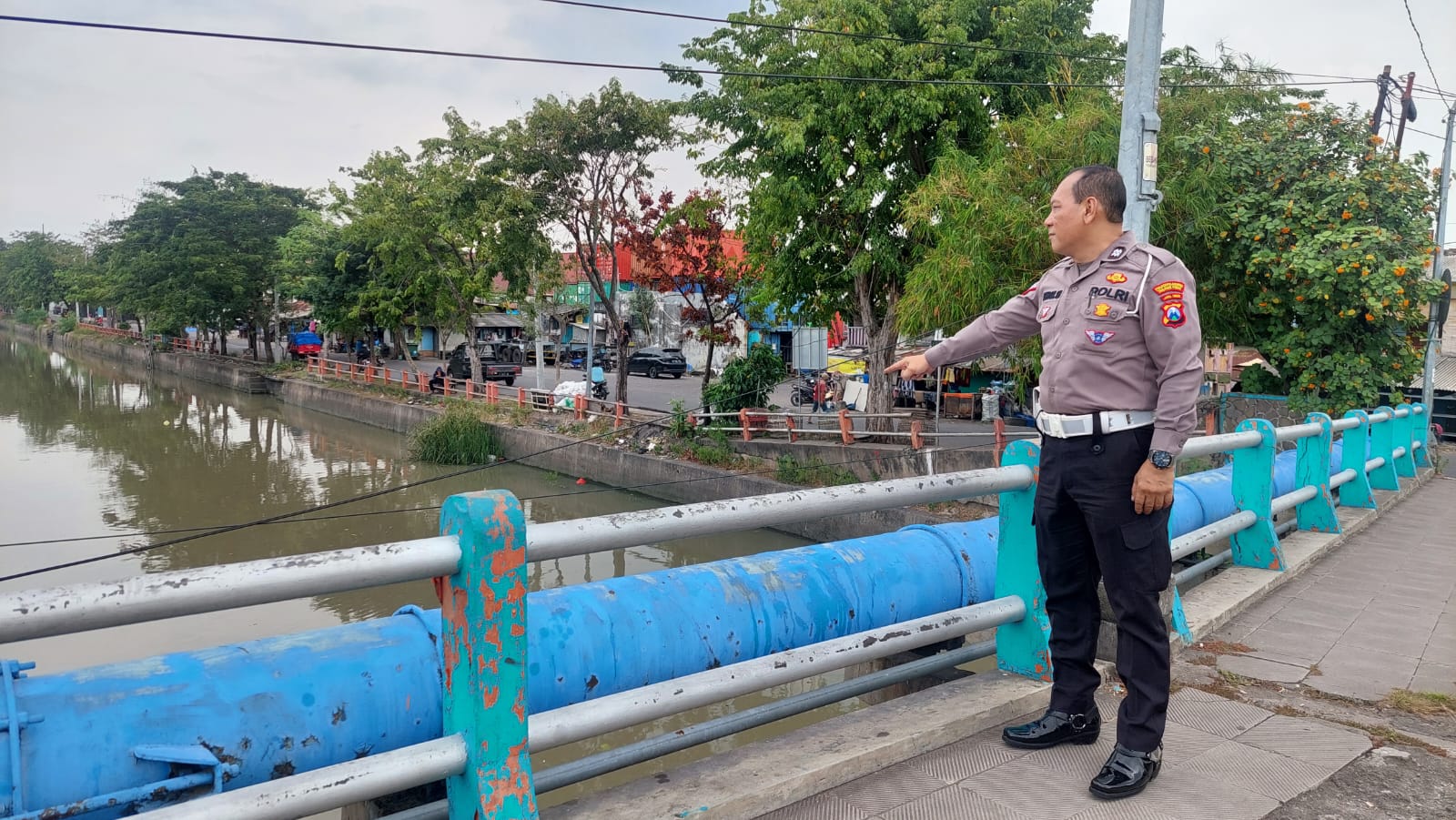 Polsek Pabean Cantikan Cek Ketinggian Debit Air Sungai Kalimas, Waspada Adanya Potensi Banjir