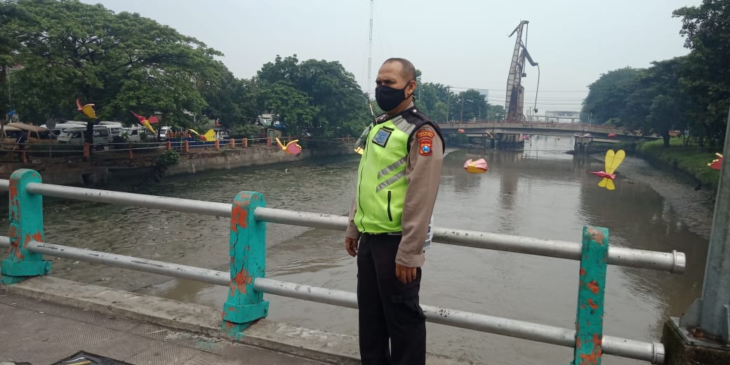 Polsek Pabean Cantikan Laksanakan Pengecekan Debit Air Sungai Kalimas, Terpantau Dalam Batas Normal
