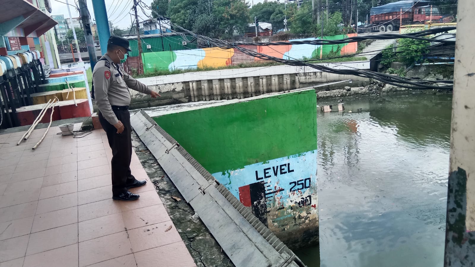 Polsek Aserowo Laksanakan Pemeriksaan Ketinggian Debit Air Sungai dan Pompa Air, Terpantau Dalam Batas Normal