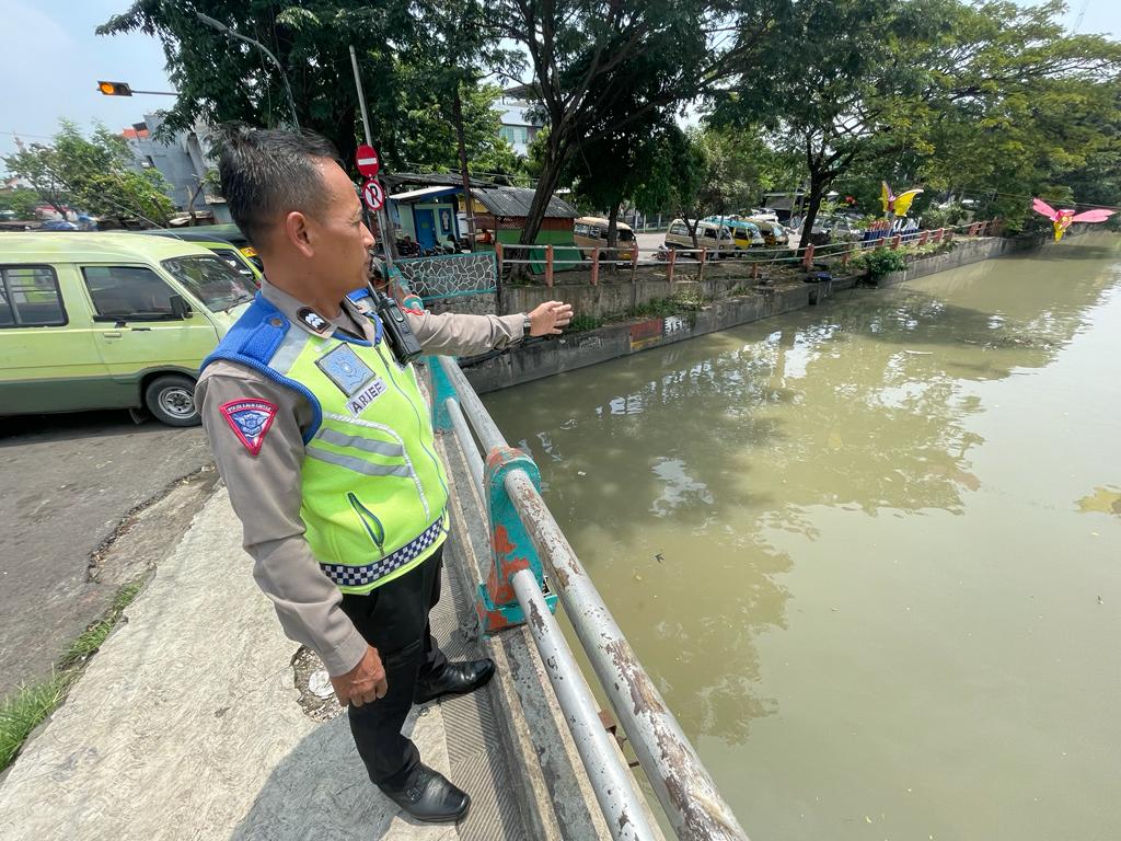 Polsek Pabean Cantikan Cek Ketinggian Air Sungai Kalimas, Terpantau Dalam Situasi Normal