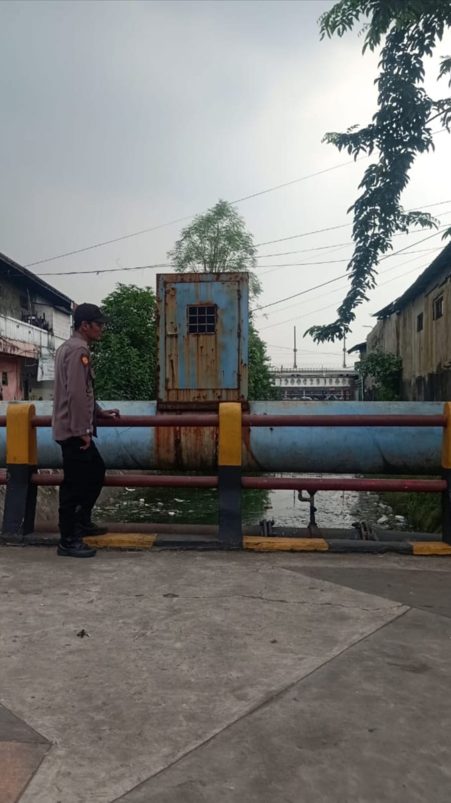 Polsek Krembangan Laksanakan Pengecekan Pintu Air, Dilaporkan Debit Air Dalam Batas Normal