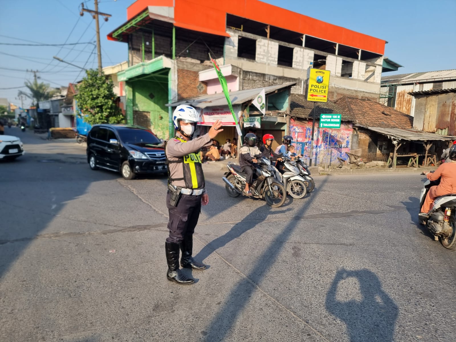 Polsek Asemrowo Laksanakan Pengaturan Lalin Pagi Rel Kereta Tambak Mayor, Arus Terpantau Lancar Terkendali