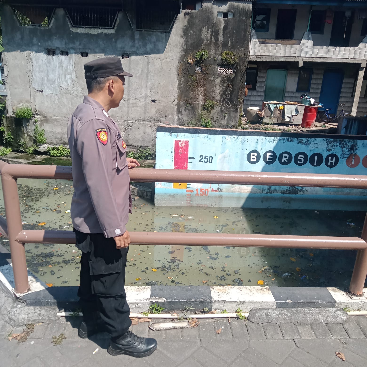 Polsek Krembangan Pantau Ketinggian Debit Sungai Tanjung Sadari, Terpantau Dalam Batas Normal