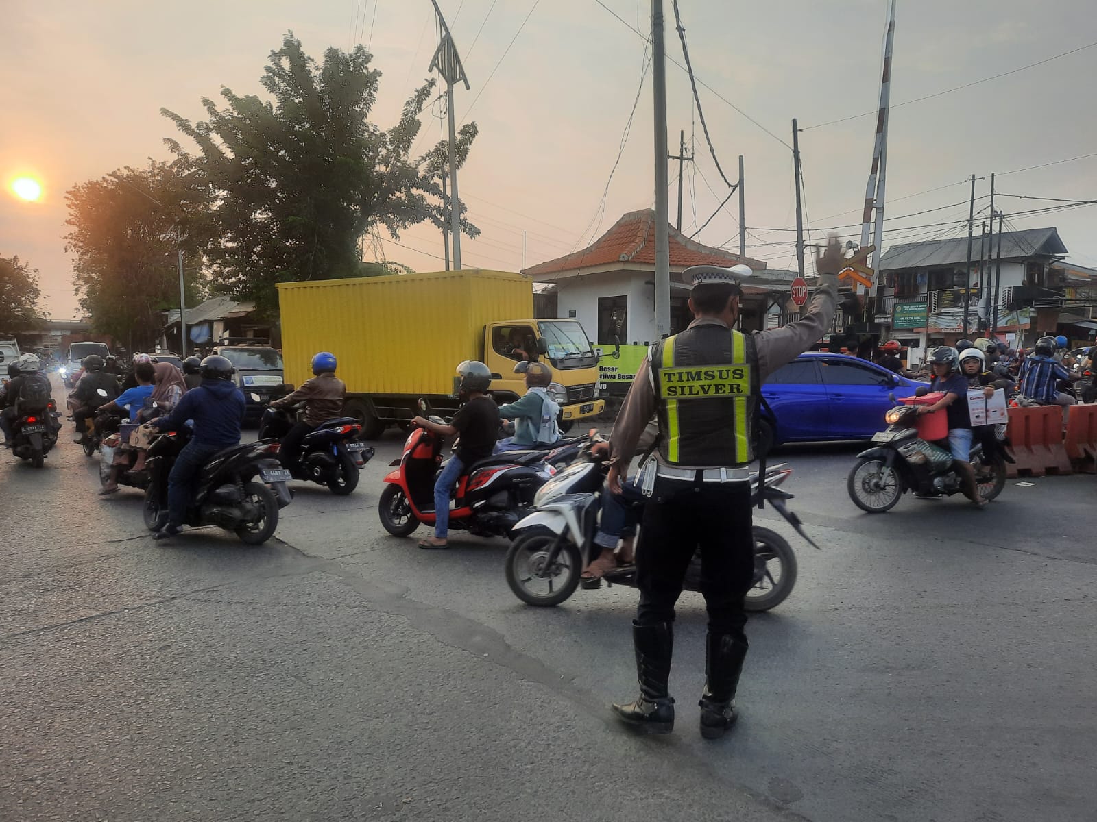 Polsek Asemrowo Laksanakan Pengaturan Arus Lalu Lintas di Tambak Mayor, Waspada Kemacetan
