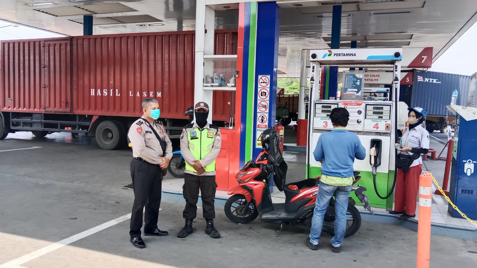 Personil Polsek Asemrowo Cek Situasi di SPBU, Pastikan Tidak Ada Tanda-Tanda Kerawanan Kejahatan