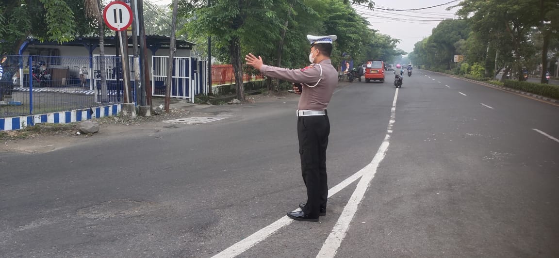 Polsek Krembangan Laksanakan Pengaturan Arus Lalu Lintas Pagi di Pertigaan Mbah Ratu, Situasi Dilaporkan Lancar
