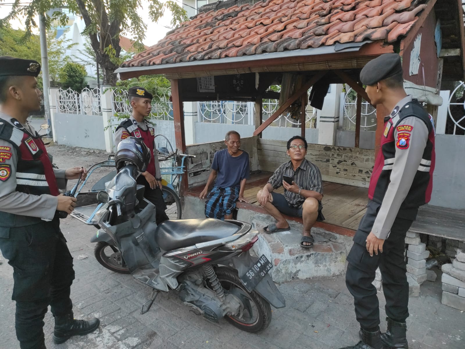 Sat Samapta Polres Pelabuhan Tanjung Perak Laksanakan Patroli Keamanan Sampaikan Pesan Keamanan