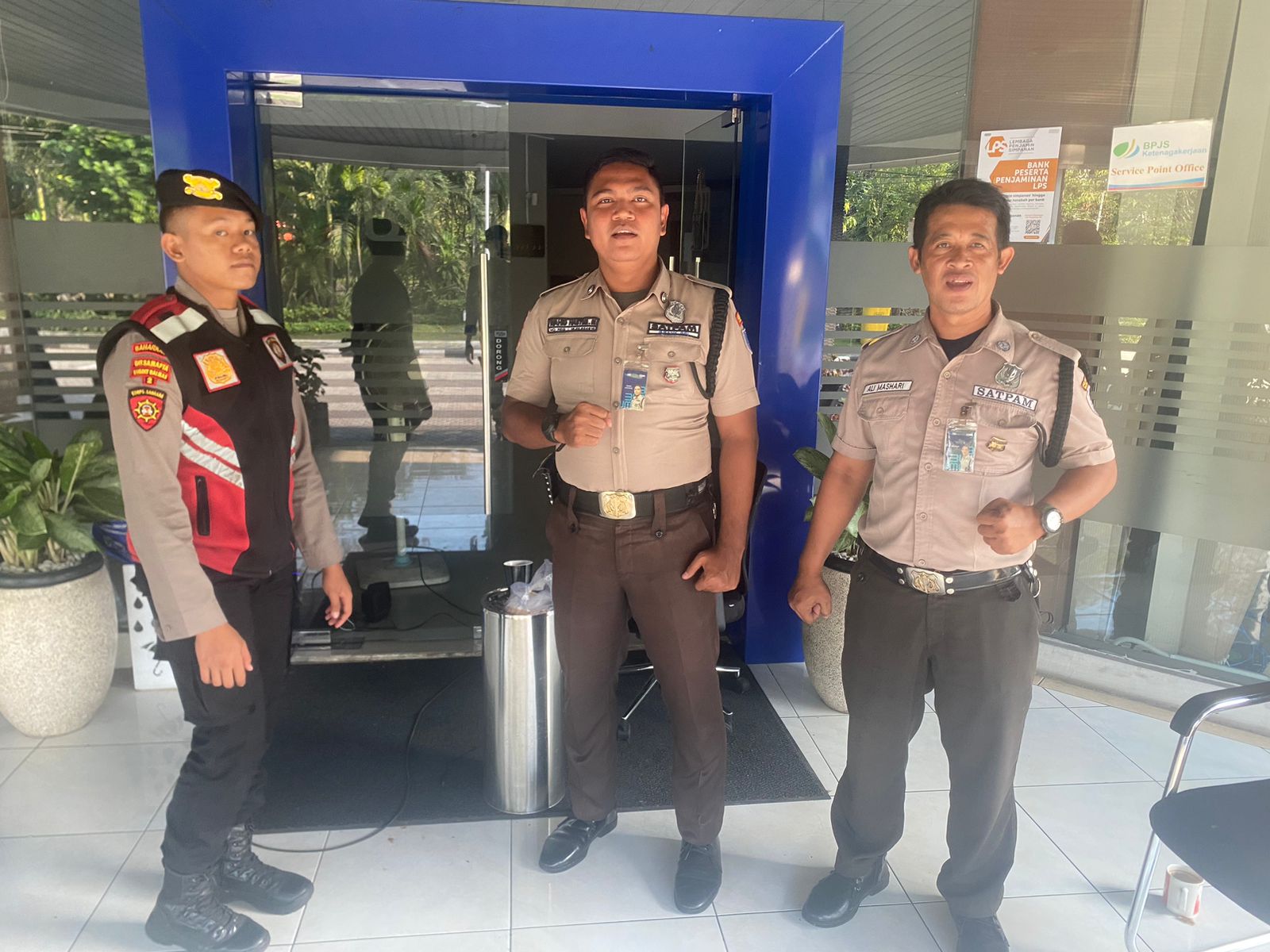 Polres Pelabuhan Tanjung Perak Sampaikan Himbauan Keamanan Melalui Patroli Dialogis