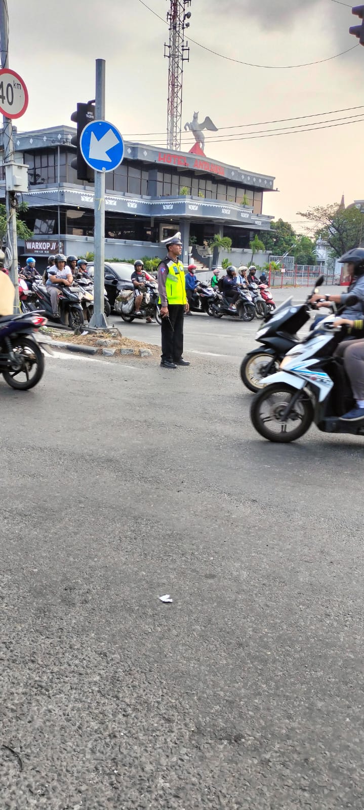 Polsek Krembangan Laksanakan Pengaturan Arus Lalu Lintas Sore, Situasi Terpantau Aman Terkendali