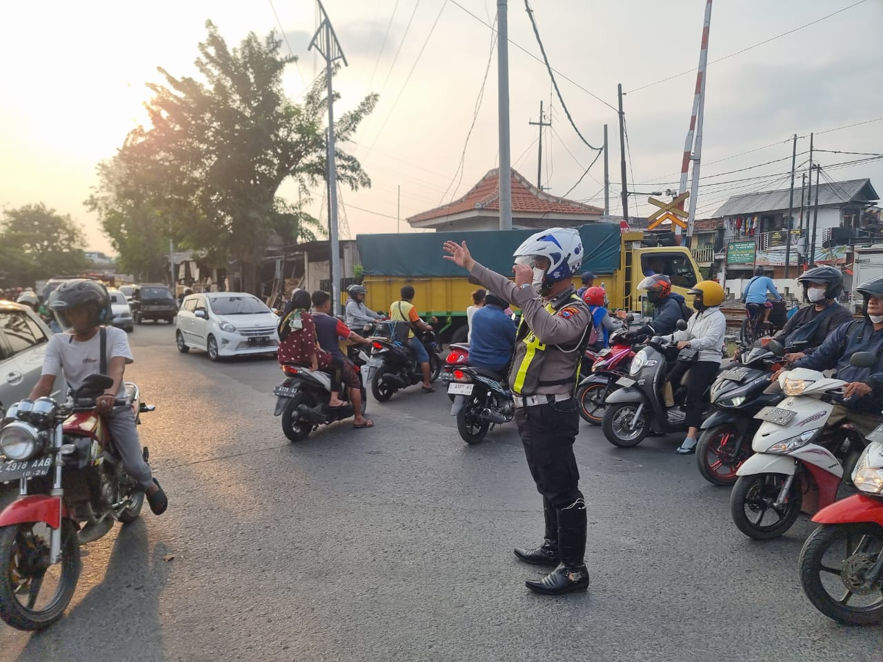 Polsek Asemrowo Laksanakan Pengaturan Lalu Lintas Sore di Rel Tambak Mayor, Situasi Terpantau Lancar Terkendali