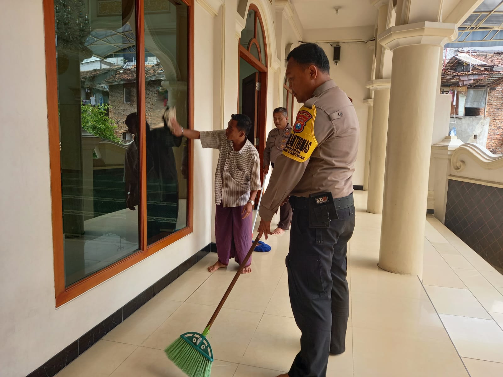 Pawas dan Piket Bhabinkamtibmas Kelurahan Bongkaran Lakukan Giat Kerja Bakti di Masjid Nurul Ikhsan