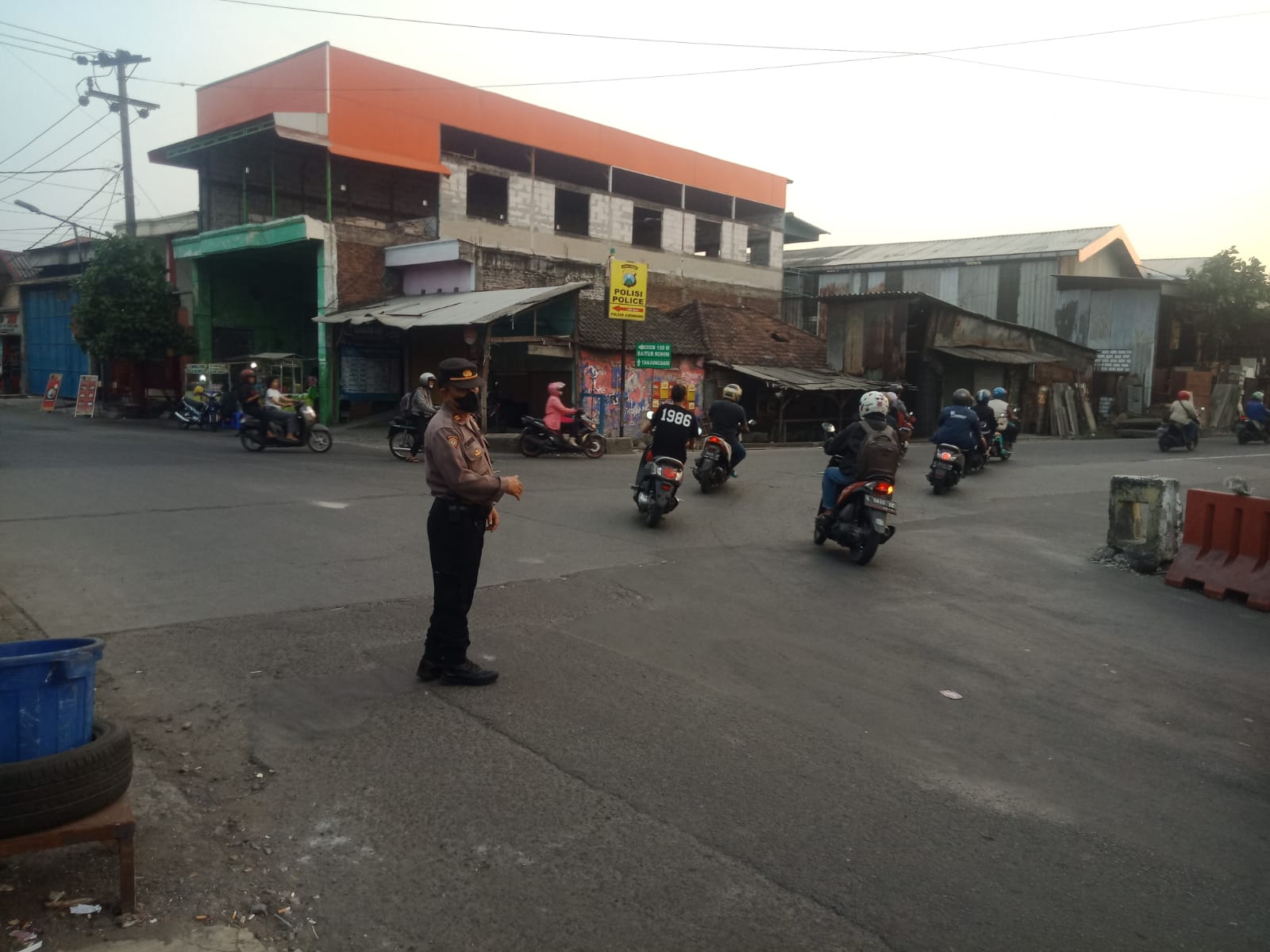 Polsek Asemrowo Laksanakan Piket Fungsi di Pintu Rel KA Tambak Mayor, Situasi Terpantau Aman dan Lancar