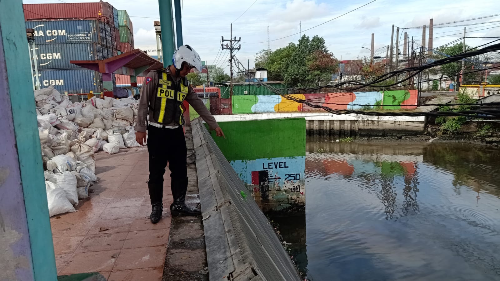 Polsek Asemrowo Cek Ketinggian Debit Air Sungai dan Pompa Air, Terpantau Masih Dalam Batas Normal