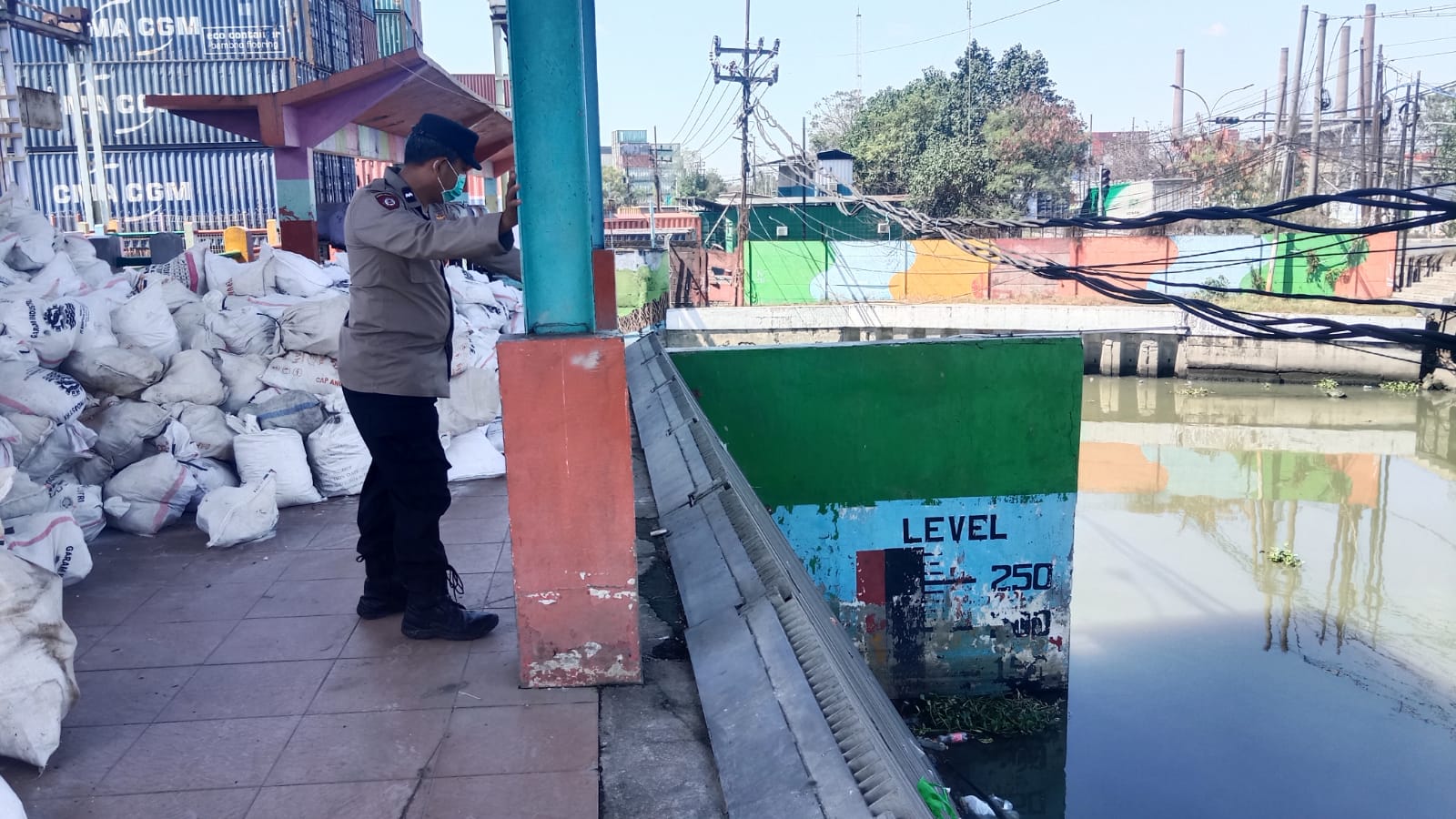 Polsek Asemrowo Laksanakan Pemantauan Rumah Pompa Air Balong 2, Terpantau Air Laut Masih Dalam Batas Normal