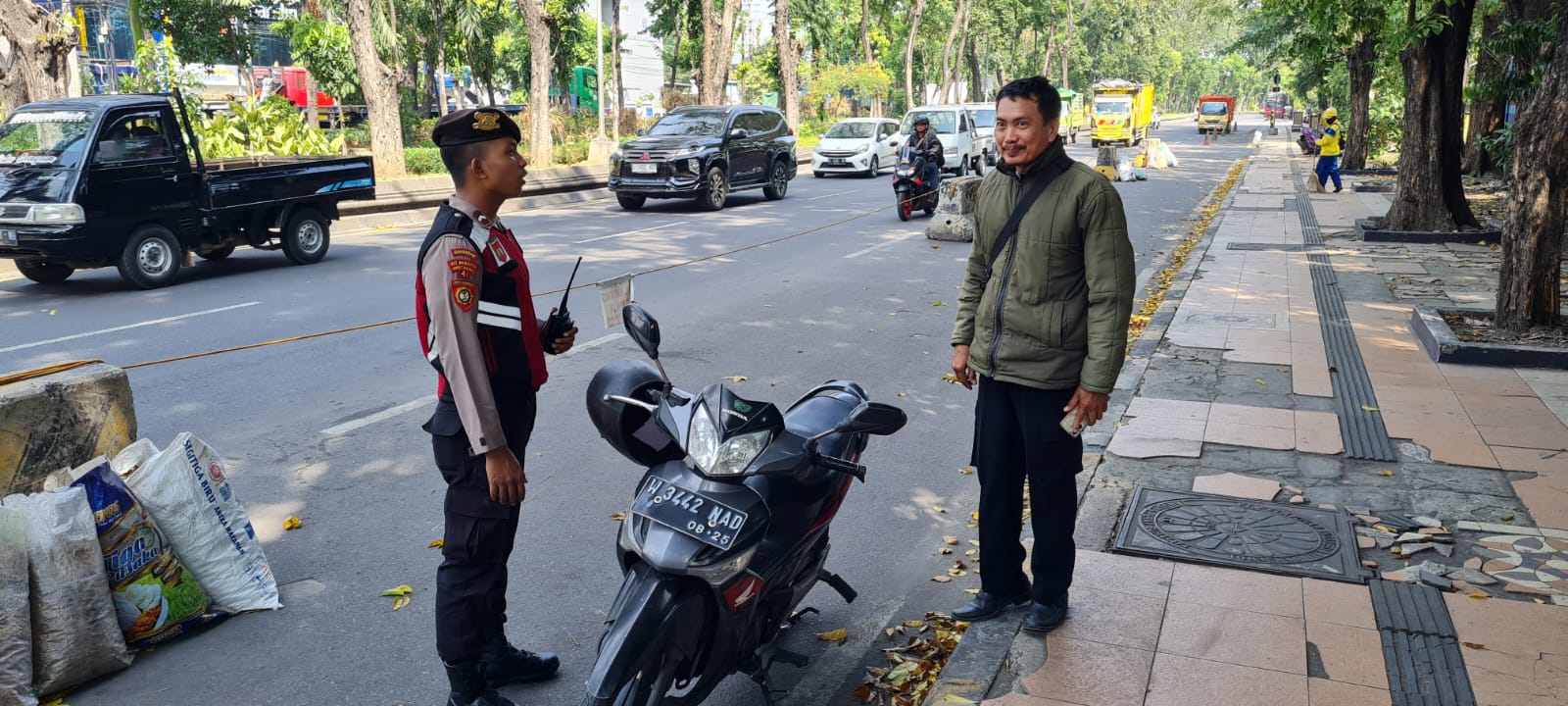 Polres Pelabuhan Tanjung Perak Laksanakan Patroli Dialogis, Sampaikan Pesan Waspada Kerawanan Kepada Pengguna Jalan